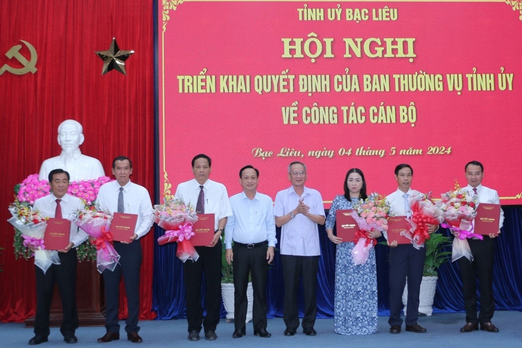 Bạc Liêu: Sáu cán bộ nhận nhiệm vụ mới, hai cán bộ nghỉ hưu - 1 Bạc Liêu: Sáu cán bộ nhận nhiệm vụ mới, hai cán bộ nghỉ hưu - 1