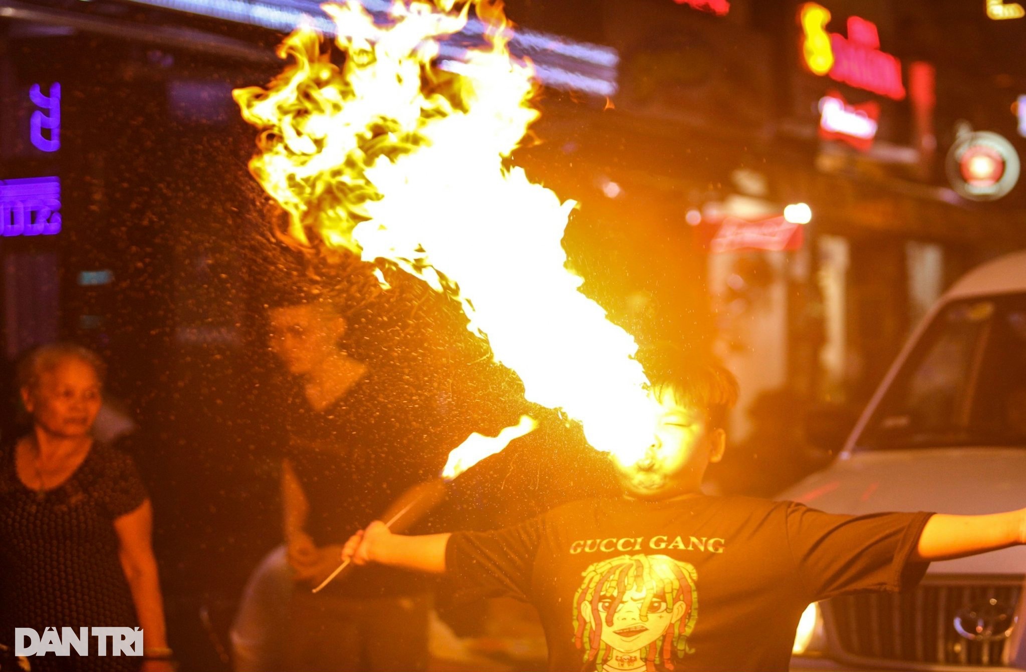 Children breathing oil and spitting fire, making money after 0 o'clock on West Street - 2