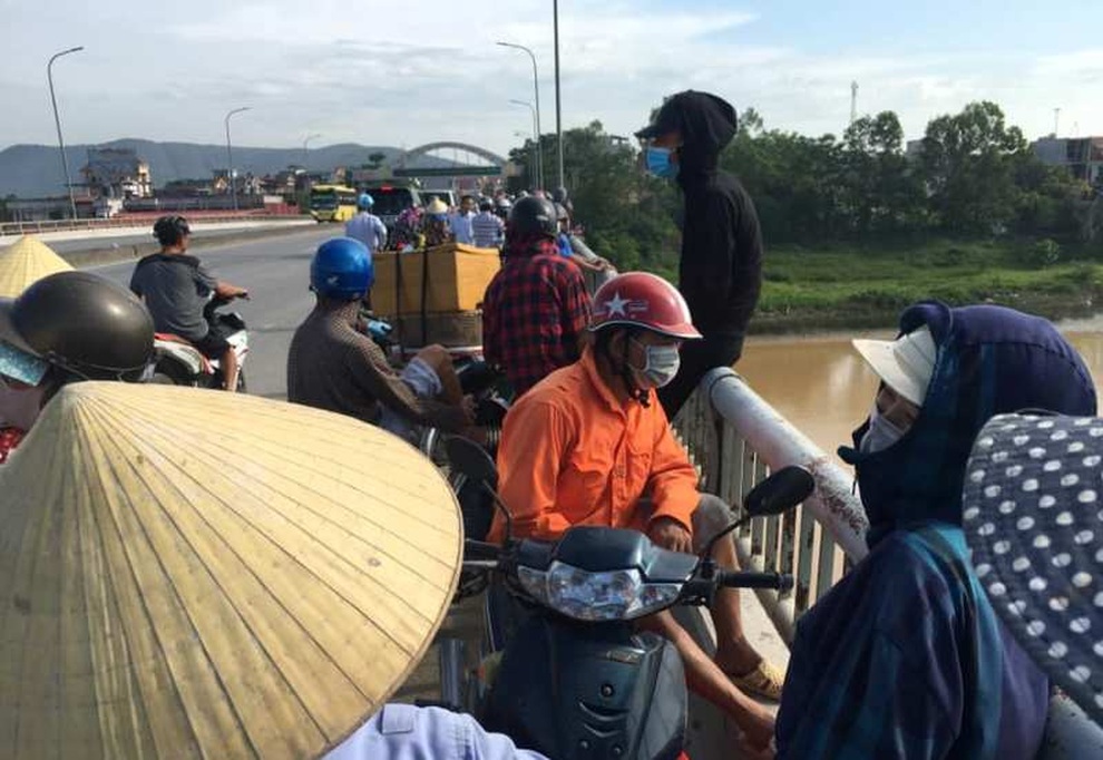Hàng chục cảnh sát dùng câu rà tìm cô gái nhảy sông tự vẫn - 1 Hàng chục cảnh sát dùng câu rà tìm cô gái nhảy sông tự vẫn - 1
