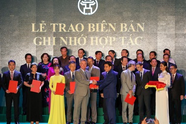 Đại học Anh Quốc Việt Nam nhận cờ thi đua của UBND thành phố Hà Nội