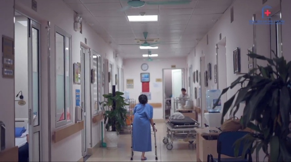 Giải cứu chân trái khổng lồ nặng tới 42kg cho cô gái trẻ - 2