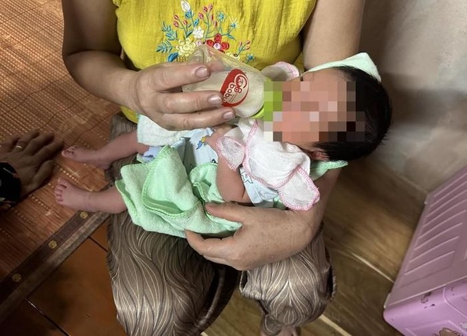 Bé trai được xác định khoảng 1 tháng tuổi. Ảnh: CTV