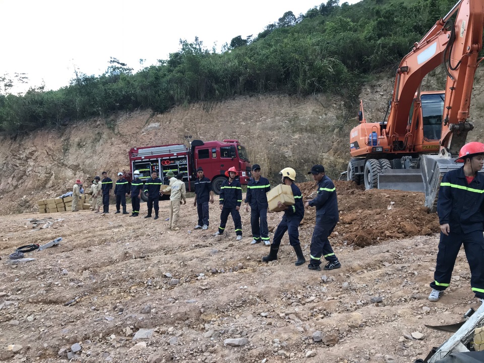 Xe chở gần 5 tấn thuốc nổ lật bên bờ vực, hàng chục cảnh sát vất vả cứu hộ - 4 Xe chở gần 5 tấn thuốc nổ lật bên bờ vực, hàng chục cảnh sát vất vả cứu hộ - 4