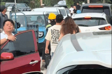 TPHCM: Chen chân giữa trời nắng để check-in địa điểm mới nổi như ở Maldives