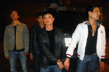 Giang hồ đất Cảng thủ súng đi vũ trường