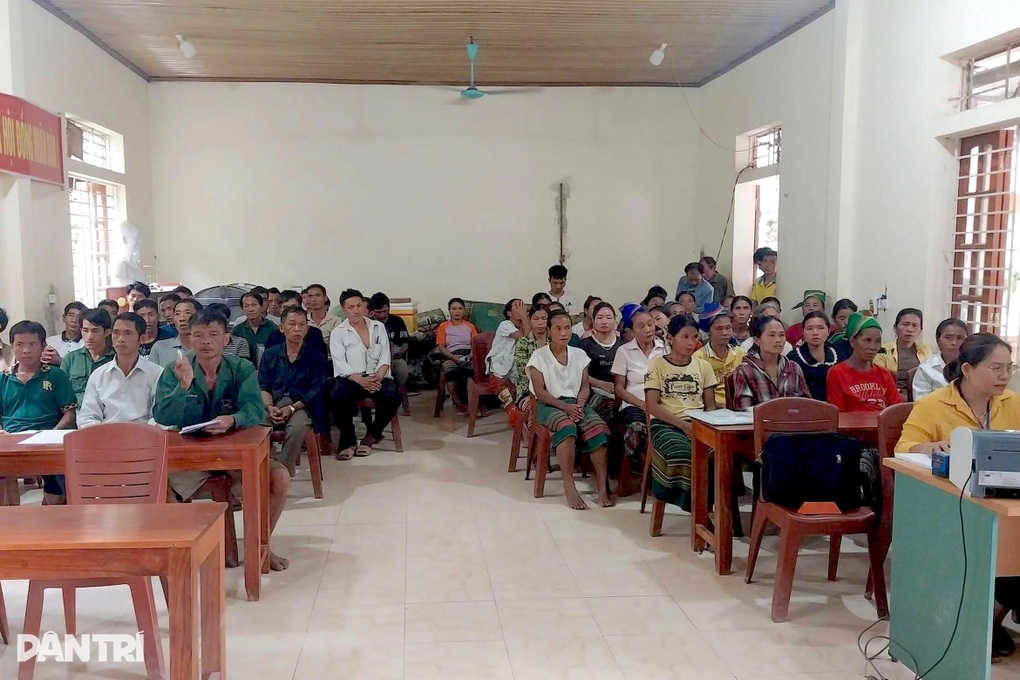 Cán bộ trèo đèo, vượt sông đến với dân ở bản biệt lập nơi biên giới - 3