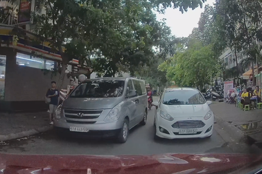 Kinh ngạc ô tô đỗ chình ình giữa đường