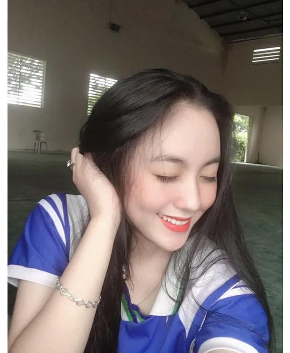 2 nữ sinh Việt như bản sao Địch Lệ Nhiệt Ba cực xinh với áo dài, đồng phục - 4 2 nữ sinh Việt như bản sao Địch Lệ Nhiệt Ba cực xinh với áo dài, đồng phục - 4