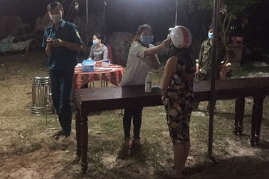 Cận cảnh các chốt kiểm soát dịch Covid-19 được kích hoạt trong đêm