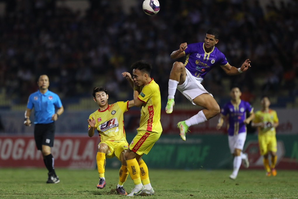 CLB Hà Nội đánh rơi điểm ở Thanh Hóa, cuộc đua vô địch V-League vẫn hấp dẫn - 5 CLB Hà Nội đánh rơi điểm ở Thanh Hóa, cuộc đua vô địch V-League vẫn hấp dẫn - 5