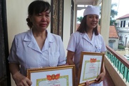 Người tố cáo vụ “nhân bản” nghẹn ngào khi được khen thưởng