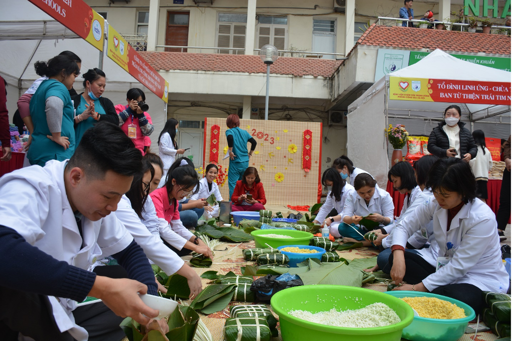 Ấm lòng Hội chợ xuân 0 đồng dành tặng bệnh nhân về quê ăn Tết - 4 Ấm lòng Hội chợ xuân 0 đồng dành tặng bệnh nhân về quê ăn Tết - 4
