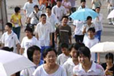 Học sinh Trung Quốc dựng lều trại thi đại học