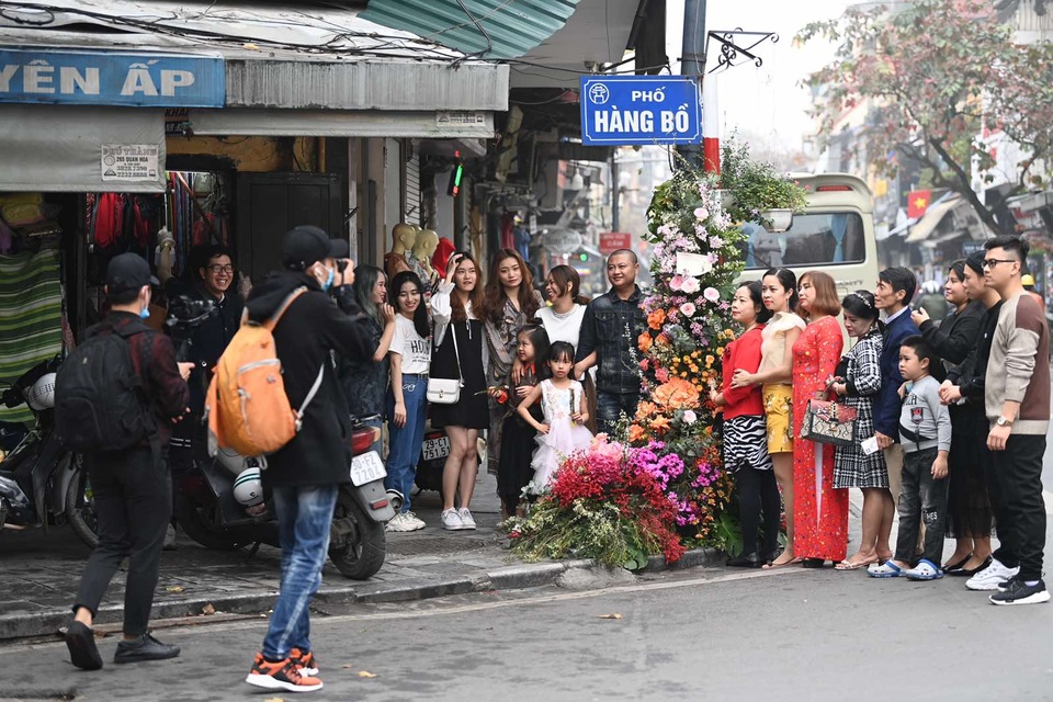 Hơn 100 cột đèn nở hoa giữa trung tâm Hà Nội - 8 Hơn 100 cột đèn nở hoa giữa trung tâm Hà Nội - 8