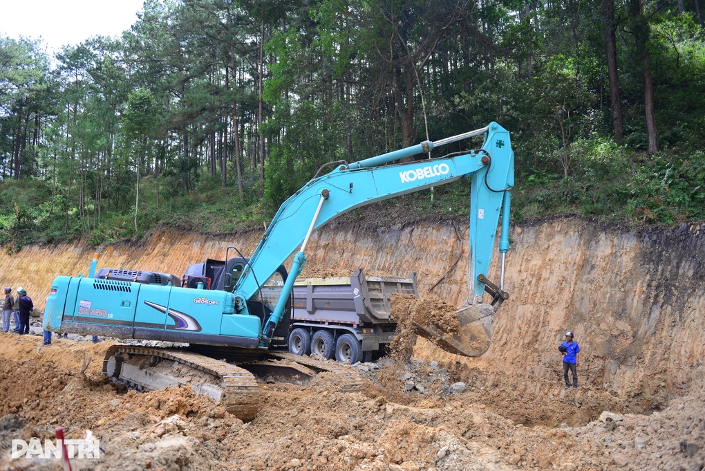 Đường tạm tránh điểm sạt lở trên đèo Mimosa Đà Lạt sắp thông xe - 1