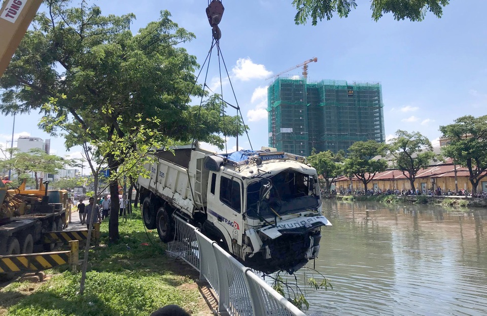 Gần 6 giờ “giải cứu” xe ben lao xuống kênh ở Sài Gòn - 3 Gần 6 giờ “giải cứu” xe ben lao xuống kênh ở Sài Gòn - 3