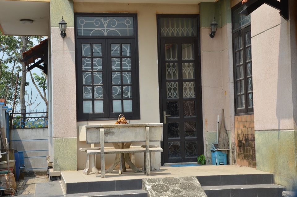 Người dân kéo đến nghía qua khe cửa căn nhà Tuấn “khỉ” bị tiêu diệt - 17 Người dân kéo đến nghía qua khe cửa căn nhà Tuấn “khỉ” bị tiêu diệt - 17