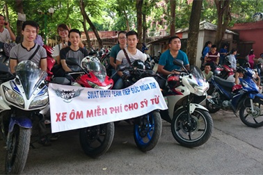 Hà Nội: Dùng mô tô “khủng” chở sĩ tử miễn phí