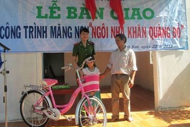 Bàn giao nhà “khăn quàng đỏ” đến học sinh nghèo mồ côi mẹ