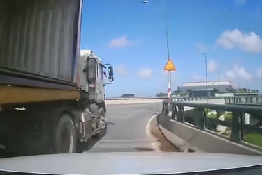 Gặp tai nạn vì vượt container ở góc cua