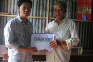 Quà bạn đọc đến với cô sinh viên giỏi “Sử nhà”