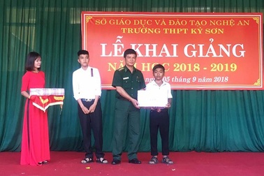 Bộ đội biên phòng trích lương nuôi chữ cho học trò nghèo vùng biên