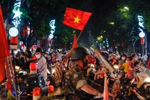 Người dân tràn xuống phố Hà Nội ăn mừng tuyển nữ Việt Nam vô địch SEA Games