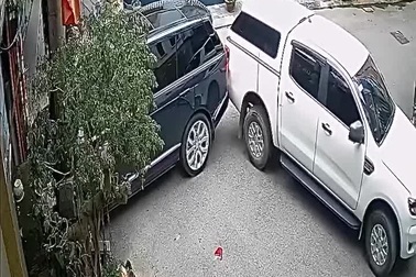 Lùi bất cẩn, 2 ô tô đâm sầm vào nhau