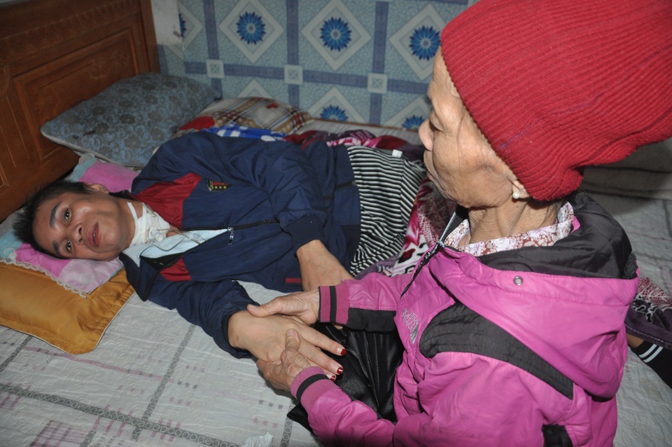 Người phụ nữ bị vỡ mạch máu não, dân làng cầu xin cho chị đi viện - 5 Người phụ nữ bị vỡ mạch máu não, dân làng cầu xin cho chị đi viện - 5