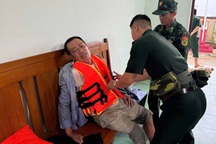 Cứu 3 ngư dân trên con tàu mắc cạn giữa sóng lớn gần đảo Lý Sơn