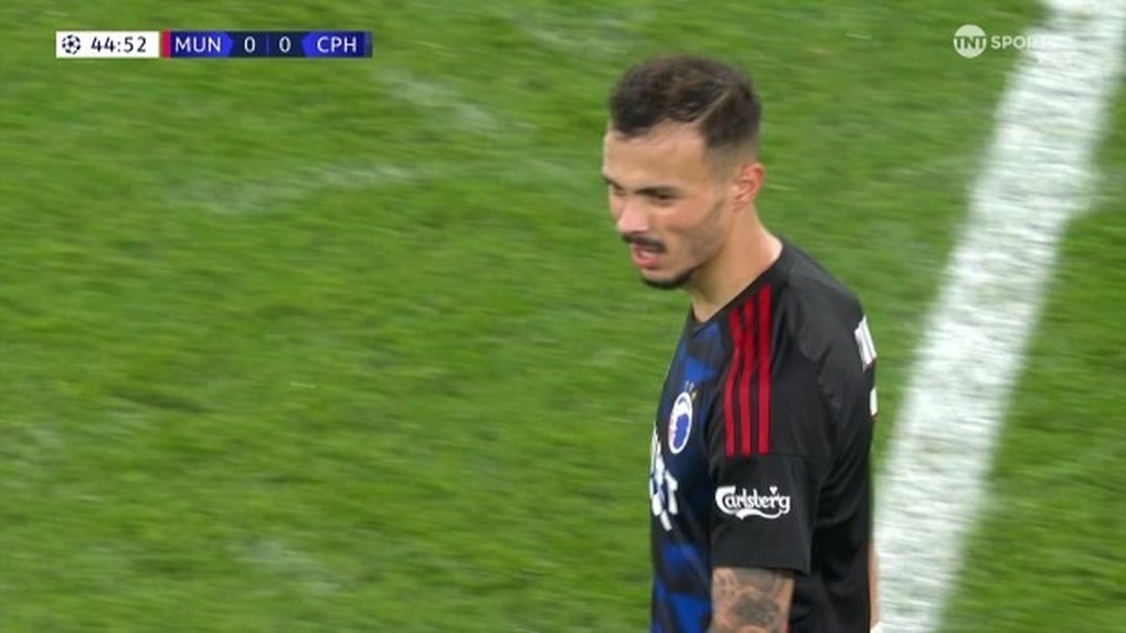 Trọng tài ra quyết định khó hiểu ở trận thắng kịch tính của Man Utd - 2 Trọng tài ra quyết định khó hiểu ở trận thắng kịch tính của Man Utd - 2