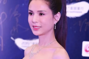 “Tiểu Long Nữ” Lý Nhược Đồng trẻ đẹp đáng ngưỡng mộ!