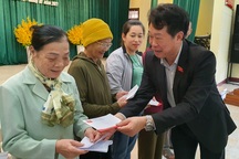 Phú Yên: Đại biểu Quốc hội tặng nhà và quà đến nạn nhân da cam, người nghèo