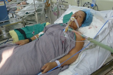 "Con chỉ có mình mẹ thôi, xin mẹ đừng chết !"