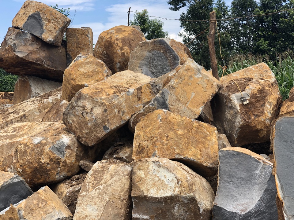 Gia Lai: Đá tặc mở đại công trường rầm rộ gần trụ sở Uỷ ban xã - 11 Gia Lai: Đá tặc mở đại công trường rầm rộ gần trụ sở Uỷ ban xã - 11