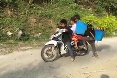 Giật mình những đứa trẻ vùng cao dù chân chống không tới vẫn... kẹp 4 bằng xe máy
