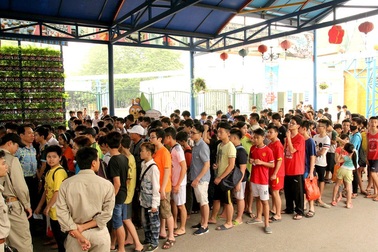 Xếp hàng dài mua vé giảm giá 80% vào Công viên nước Hồ Tây