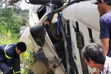 Xe bồn chở 7 tấn bê tông bị nổ lốp, phụ xe kẹt trong cabin