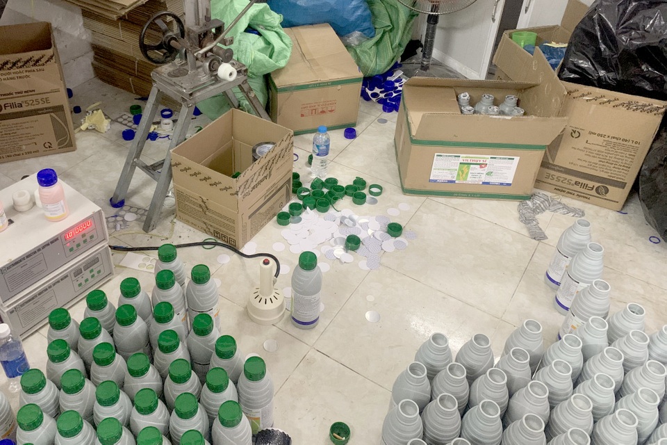 Công an TPHCM triệt phá đường dây sản xuất thuốc bảo vệ thực vật giả - 1 Công an TPHCM triệt phá đường dây sản xuất thuốc bảo vệ thực vật giả - 1