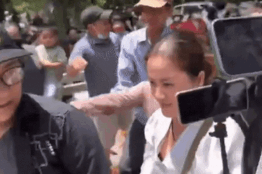 Hàng nghìn người chen lấn tại mộ Vũ Linh, gây "náo loạn" lễ cúng 100 ngày