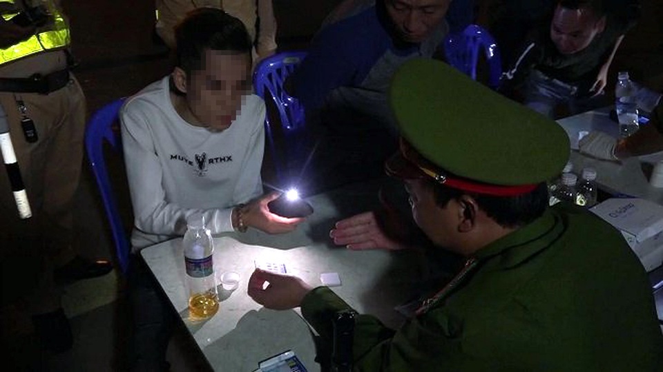 Phát hiện 5 tài xế dương tính với ma túy, vi phạm nồng độ cồn trên cao tốc - 2 Phát hiện 5 tài xế dương tính với ma túy, vi phạm nồng độ cồn trên cao tốc - 2