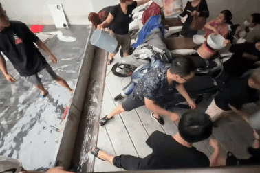 Nước dâng cao cả mét tràn vào nhà, người Hà Nội hì hục dùng xô tát