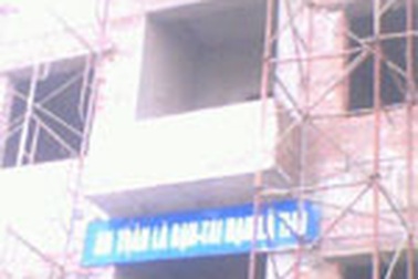 Rơi từ tầng 10 xuống, một công nhân tử vong