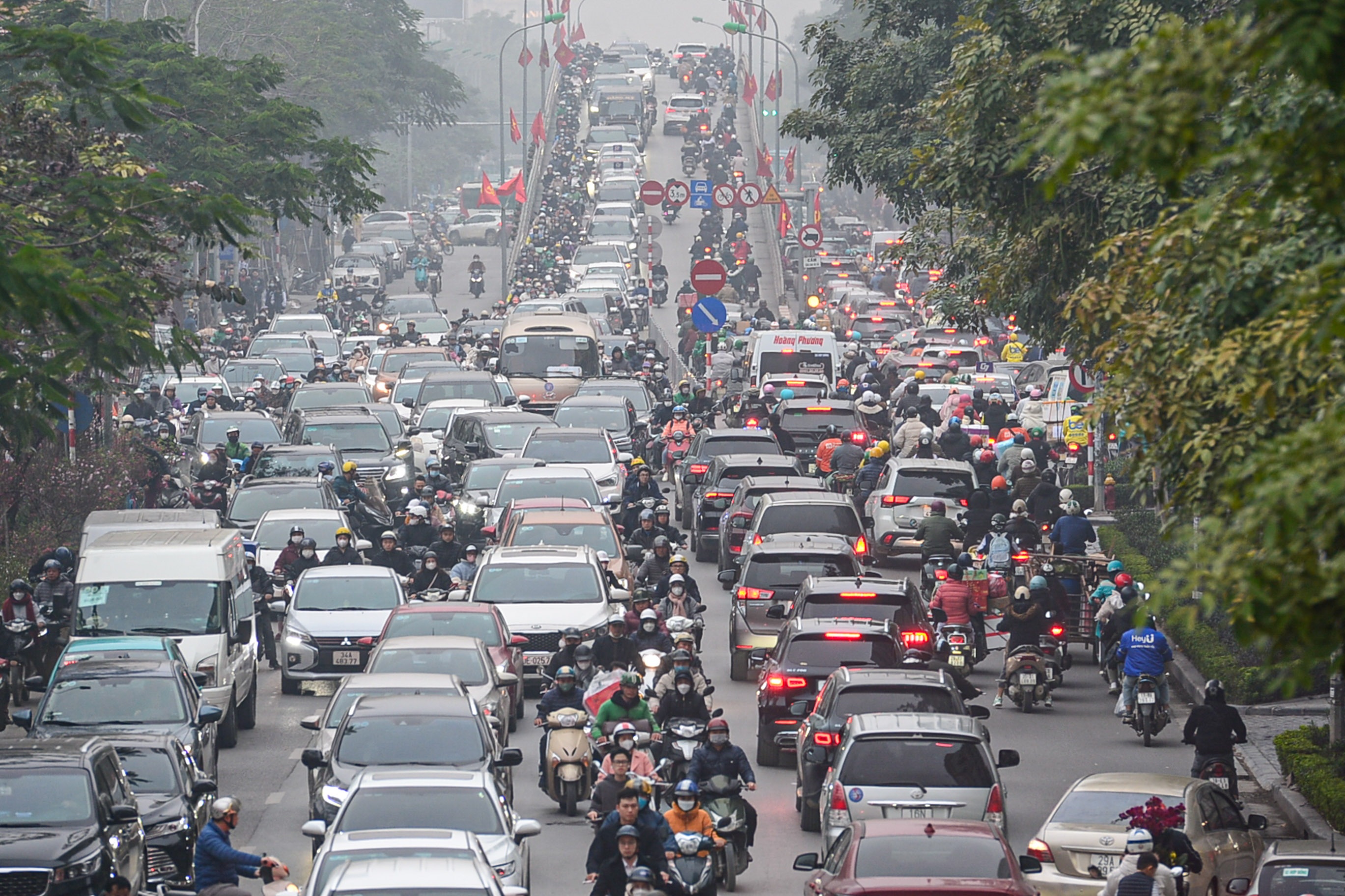 duong-pho-ha-noi-ngop-tho-tu-sang-den-toi-dip-can-tet-2.jpg