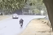 Nổi bật tuần qua: Ô tô mất lái trên đường trơn, tông văng cặp đôi đi xe máy