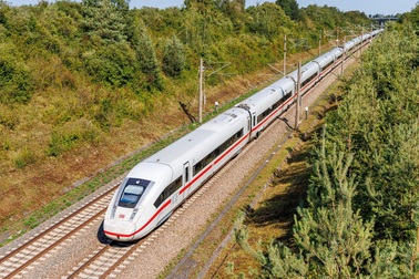 Lo lợi ích nhóm và độc quyền khi chỉ định thầu nhà đầu tư làm đường sắt