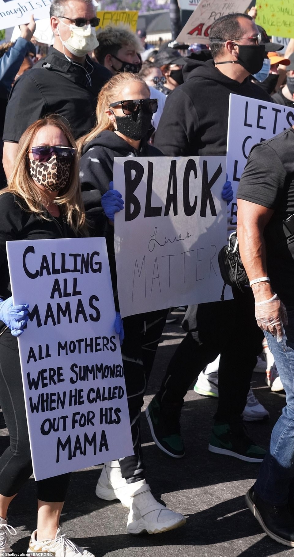 Jennifer Lopez đeo khẩu trang đi biểu tình - 1