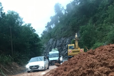 Hàng nghìn m3 đất đá đổ xuống đường Nha Trang - Đà Lạt sau mưa lớn