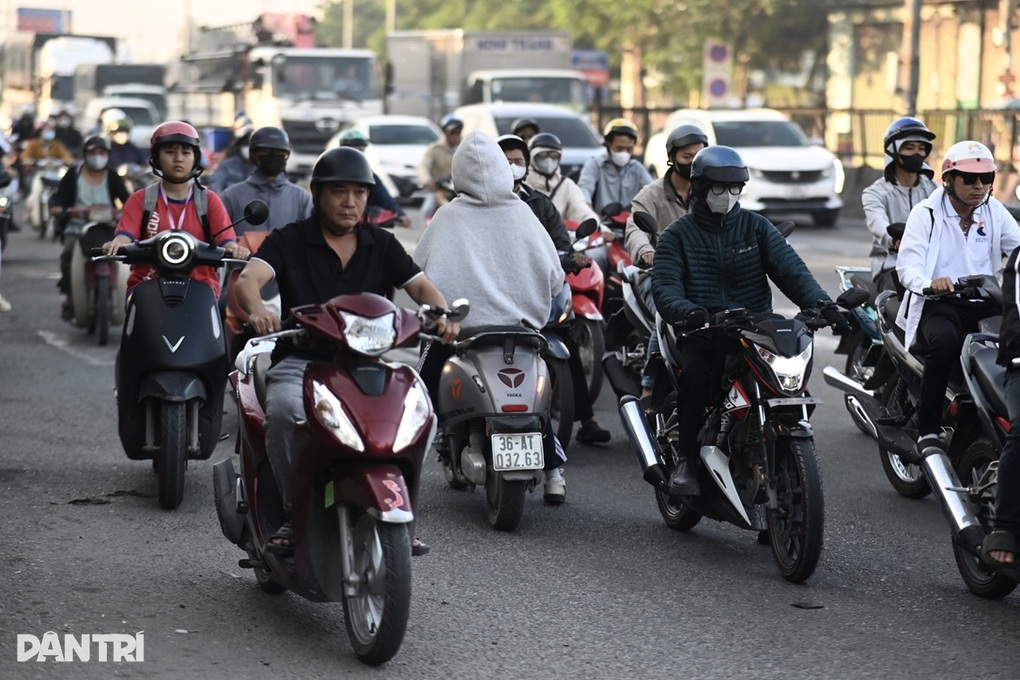 Xe máy nối đuôi chạy ngược chiều để đi tắt ở TPHCM - 2 Xe máy nối đuôi chạy ngược chiều để đi tắt ở TPHCM - 2