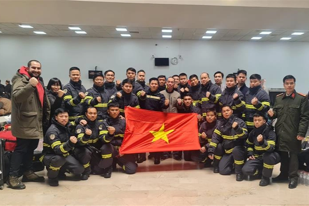 Công an Việt Nam xuyên đêm tìm nạn nhân động đất trong giá lạnh -6 độ C - 1 Công an Việt Nam xuyên đêm tìm nạn nhân động đất trong giá lạnh -6 độ C - 1